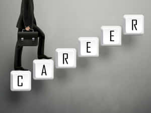 商人攀爬由拼出「career」的立方體組成的階梯