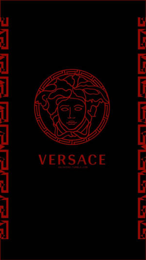 紅色 Versace Medusa 標誌，帶有希臘鑰匙邊框，位於黑色背景上。