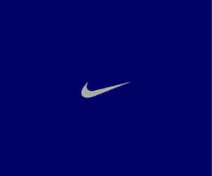銀色Nike swoosh標誌在深藍色背景上