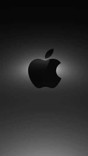 黑色Apple標誌在深灰色漸變背景上柔和發光。