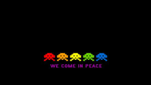 五個彩虹色像素外星人，黑色背景上帶有「WE COME IN PEACE」文字。 — 復古 壁紙