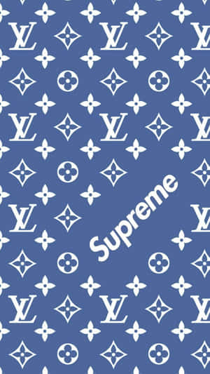藍色背景，帶有白色 Louis Vuitton 字母組合和對角 Supreme 標誌。