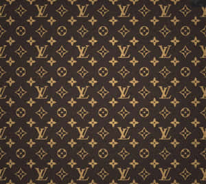 帶有金色標誌和花卉設計的棕色 Louis Vuitton 字母組合圖案。