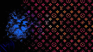 黑色背景上帶有藍色塗鴉飛濺的發光 Louis Vuitton 字母組合圖案。