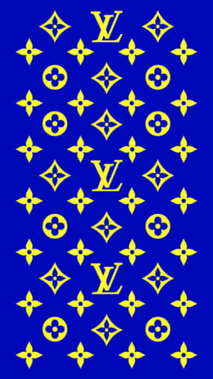 藍色牆紙，帶有重複的黃色 Louis Vuitton 標誌和花卉圖案。