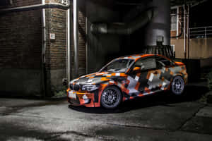 迷彩BMW跑車在夜晚停放在潮濕的城市小巷中。