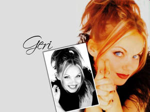 Geri Halliwell 微笑著，紅髮藍眼，手持自己的黑白照片。