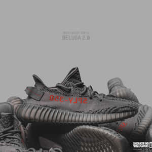 一疊黑色 Yeezy Boost 350 V2 Beluga 2.0 運動鞋，帶有紅色文字細節。