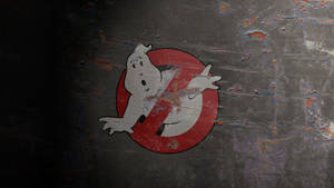 生鏽金屬牆上的Ghostbusters標誌，油漆剝落。