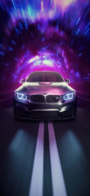 一輛黑色BMW M4在發光的霓虹隧道中疾馳，帶有流動的光跡。 — iPhone 16 Pro 壁紙