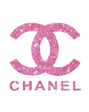白色背景上的粉紅色閃粉 Chanel 標誌，帶有互鎖的 CC 和品牌名稱。