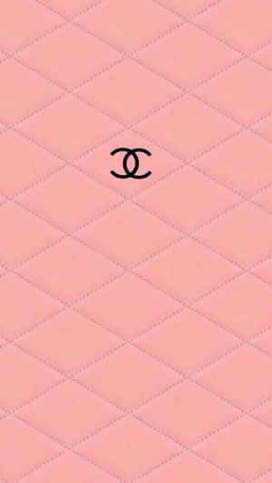 粉紅色絎縫皮革，中央帶有黑色 Chanel 標誌。
