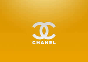 白色 Chanel 標誌在金色黃色漸變背景上。