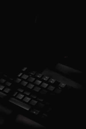 黑暗中的鍵盤，按鍵上有微妙的照明