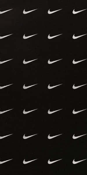 黑色背景上以網格圖案重複出現白色Nike swoosh標誌。