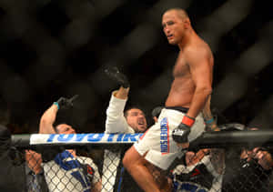 MMA 拳手在八角籠中與教練慶祝勝利。 — 拳擊 壁紙