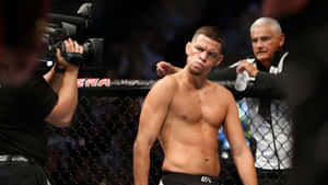 UFC拳手在比賽後與裁判和攝影團隊站在八角籠中。