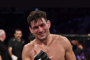 一名勝利的MMA拳手在比賽後滿臉汗水地咧嘴笑。