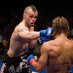 兩名戴著MMA手套的男性拳手在八角形鐵籠內互相出拳。