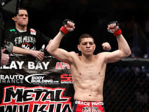MMA選手在UFC八角籠內高舉拳頭慶祝勝利。