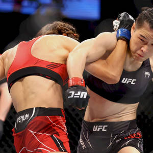 兩位女性MMA拳手在UFC八角籠內交戰。