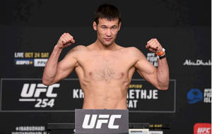 UFC拳手在稱重活動中彎曲雙臂
