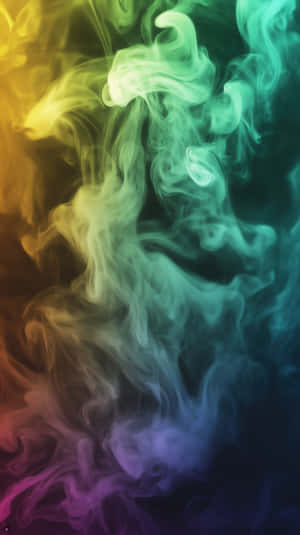 在深色背景上，黃、綠、藍、紫漸變的彩色旋轉煙霧 — 黃色 壁紙