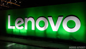 暗房綠色牆上發光的 Lenovo 標誌