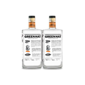 兩瓶帶有海軍強度標籤的 Green Hat 蒸餾氈酒。