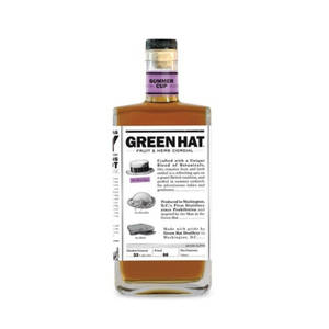 一瓶Green Hat水果和草本濃縮飲料，帶有紫色標籤和詳細的白色標籤。