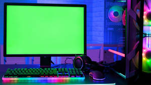 在黑暗房間中配備 RGB 鍵盤和發光顯示器的遊戲 PC 設置。