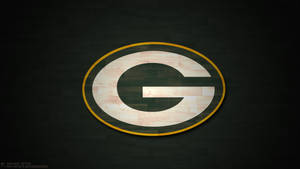 Green Bay Packers 標誌在深色木材背景上，帶有木紋質感。
