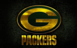 Green Bay Packers 標誌，金色字體，深色紋理背景。