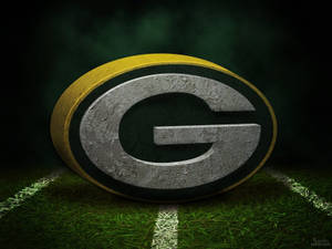 Green Bay Packers 標誌在一個有白色碼線的足球場上。