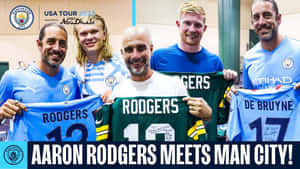 Aaron Rodgers 與手持簽名球衣的曼城球員合影。