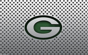 穿孔金屬背景上的 Green Bay Packers 標誌