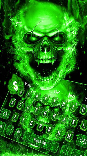 發光的綠色骷髏頭帶有火焰效果，位於半透明鍵盤上方。