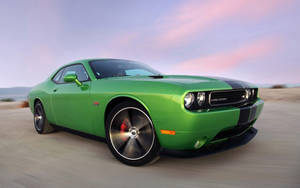 綠色 Dodge Challenger 在沙漠公路上疾馳 — Dodge challenger GIF 壁紙