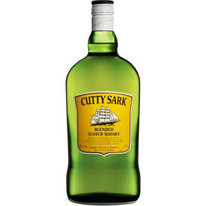 帶有帆船標籤的綠色Cutty Sark調和蘇格蘭威士忌瓶。