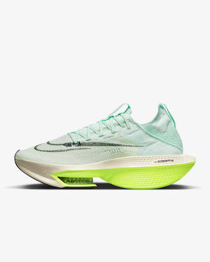 薄荷綠色Nike跑鞋，搭配螢光黃色鞋底和銀色勾勾。