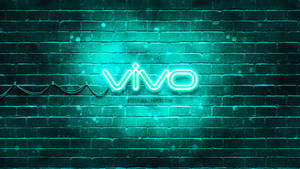 霓虹燈 vivo 標誌在雨夜中於濕磚牆上發光。