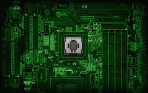 帶有Android標誌晶片的綠色電路板特寫。