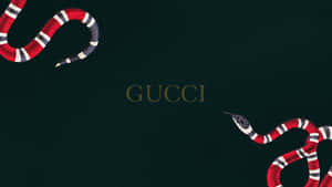 兩條帶圖案的蛇框住Gucci標誌，背景為深綠色。