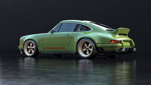 石灰綠色保時捷911經典跑車，在黑暗工作室中帶有橙色點綴。