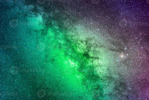 夜空中帶有綠色和紫色雲彩及星星的彩色星雲。