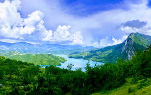 被綠色山脈和藍天環繞的藍綠色湖泊的風景。 — 湖景 壁紙