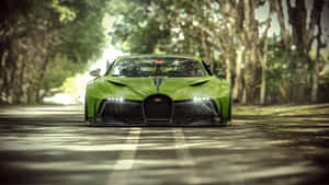 一輛綠色 Bugatti 跑車停在陰涼的林蔭大道上。 — 汽車 壁紙