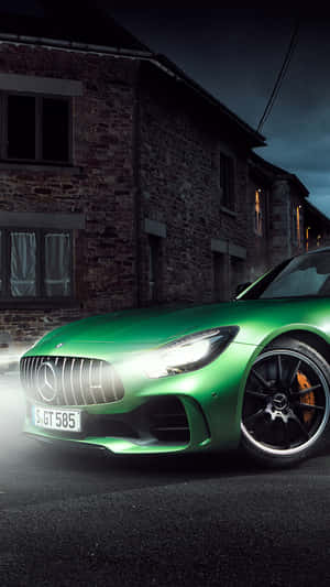 夜間停放在石建築前的綠色 Mercedes-AMG GT。 — 汽車 壁紙