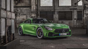 在粗獷的工業倉庫中的充滿活力的綠色Mercedes-AMG GT R跑車。 — 汽車 壁紙