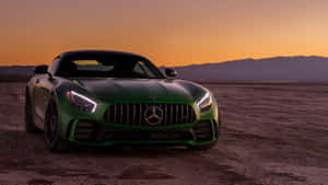 日落時分停在沙漠中的綠色Mercedes-AMG GT跑車。 — 汽車 壁紙